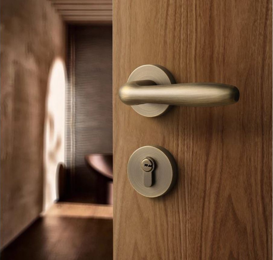 khoa-cua-tay-gat-hop-kim-kem-dong-co-047-tong-the