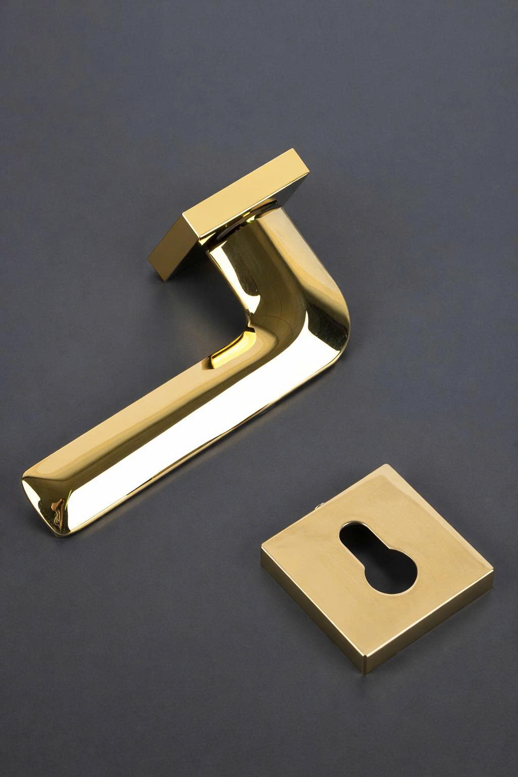 khoa-cua-tay-gat-vuong-dong-thau-053-13